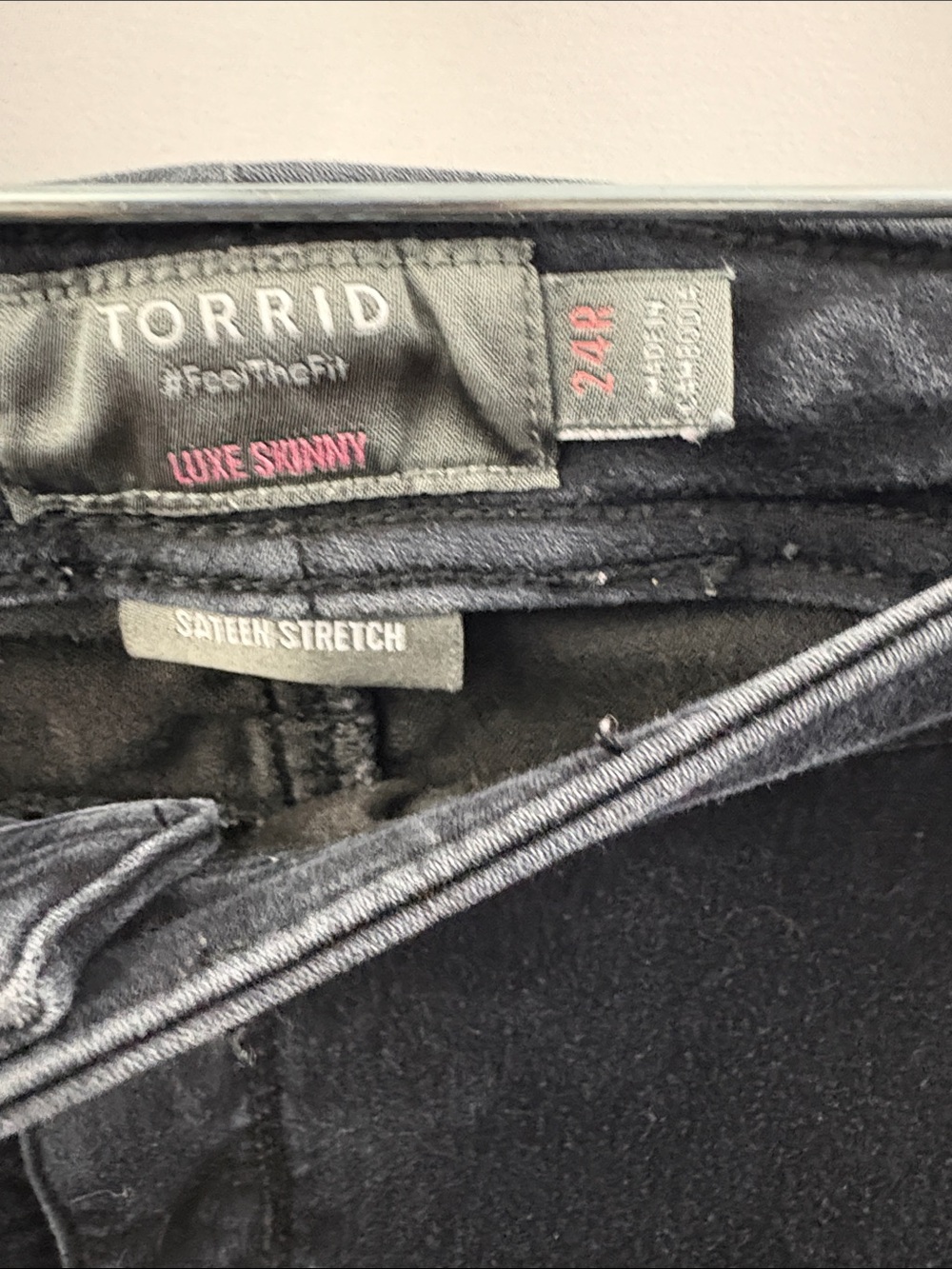 Torrid Women's Luxe Skinny Jeans Sateen Stretch Black Size 24R Plus - Picture 5 of 7